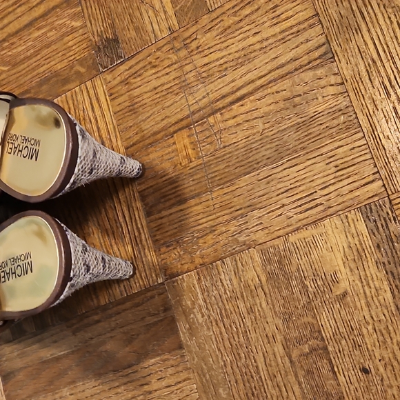 Really nice pair of MICHAEL Michael Kors heels. - Picture 3 of 6